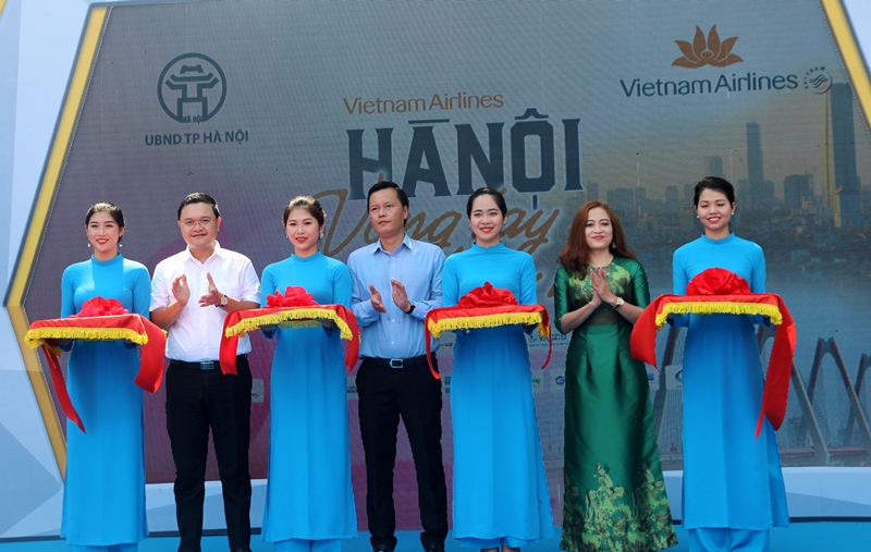 Nhiều hoạt động tại chương trình “Vietnam Airlines - Hà Nội - Vòng tay bạn bè”