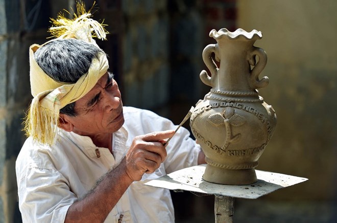 Xây dựng hồ sơ nghệ thuật làm gốm của người Chăm trình UNESCO