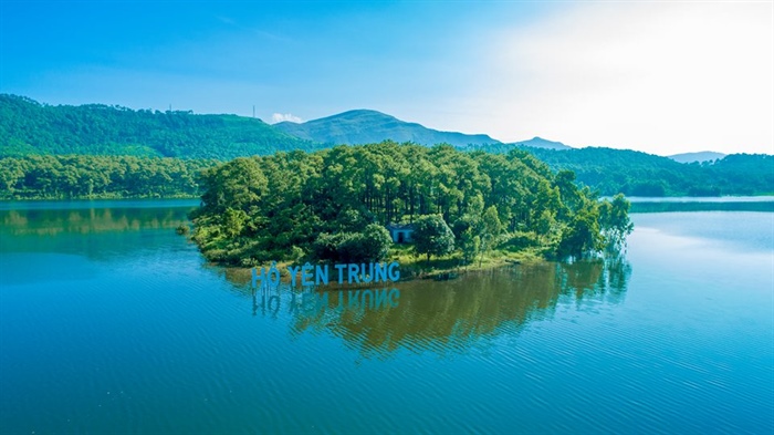 Cầu Tình yêu lãng mạn trên hồ sinh thái Yên Trung (Quảng Ninh) 