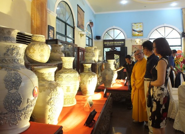 Trao Kỷ lục Việt Nam cho bộ Bách Bình bằng gốm với nhiều họa tiết