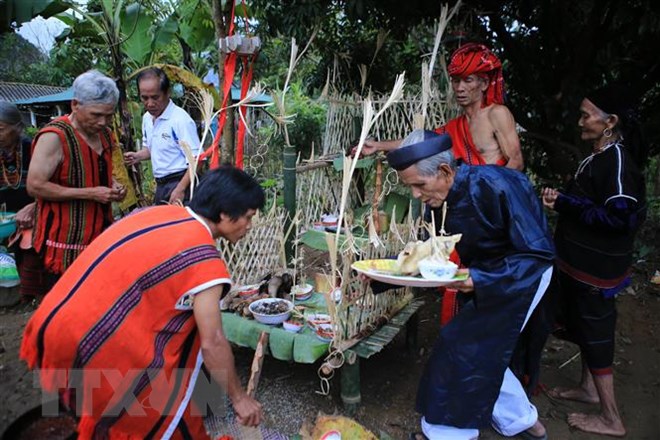 Phục dựng Lễ hội truyền thống Aza Koonh của đồng bào Pa Cô