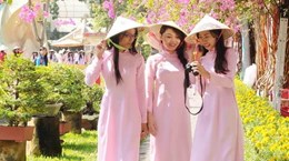 Duyên dáng áo dài của phụ nữ Việt Nam trên đất nước Lào